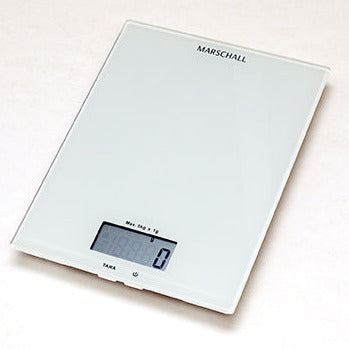 Die sprechende Küchenwaage ist weiß mit einer digitalen Anzeige. An der schmalen vorderen Seite befinden sich die Bedienknöpfe.